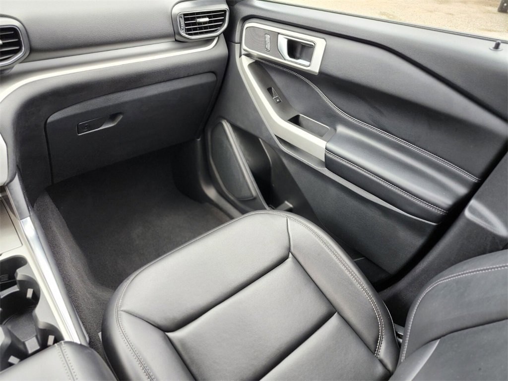 Certified 2022 Ford Explorer XLT w/ Equipment Group 202A image 15