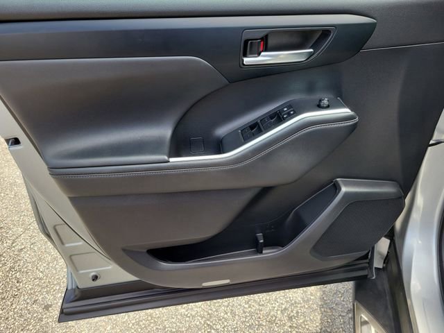 Used 2022 Toyota Highlander XLE FWD image 17
