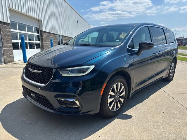 Used 2024 Chrysler Pacifica Limited FWD image 2