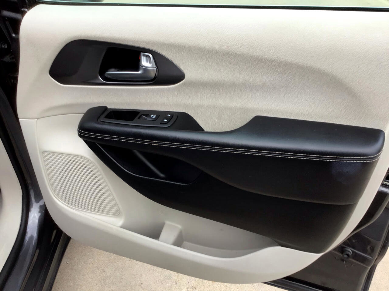 Used 2022 Chrysler Pacifica Touring-L image 41