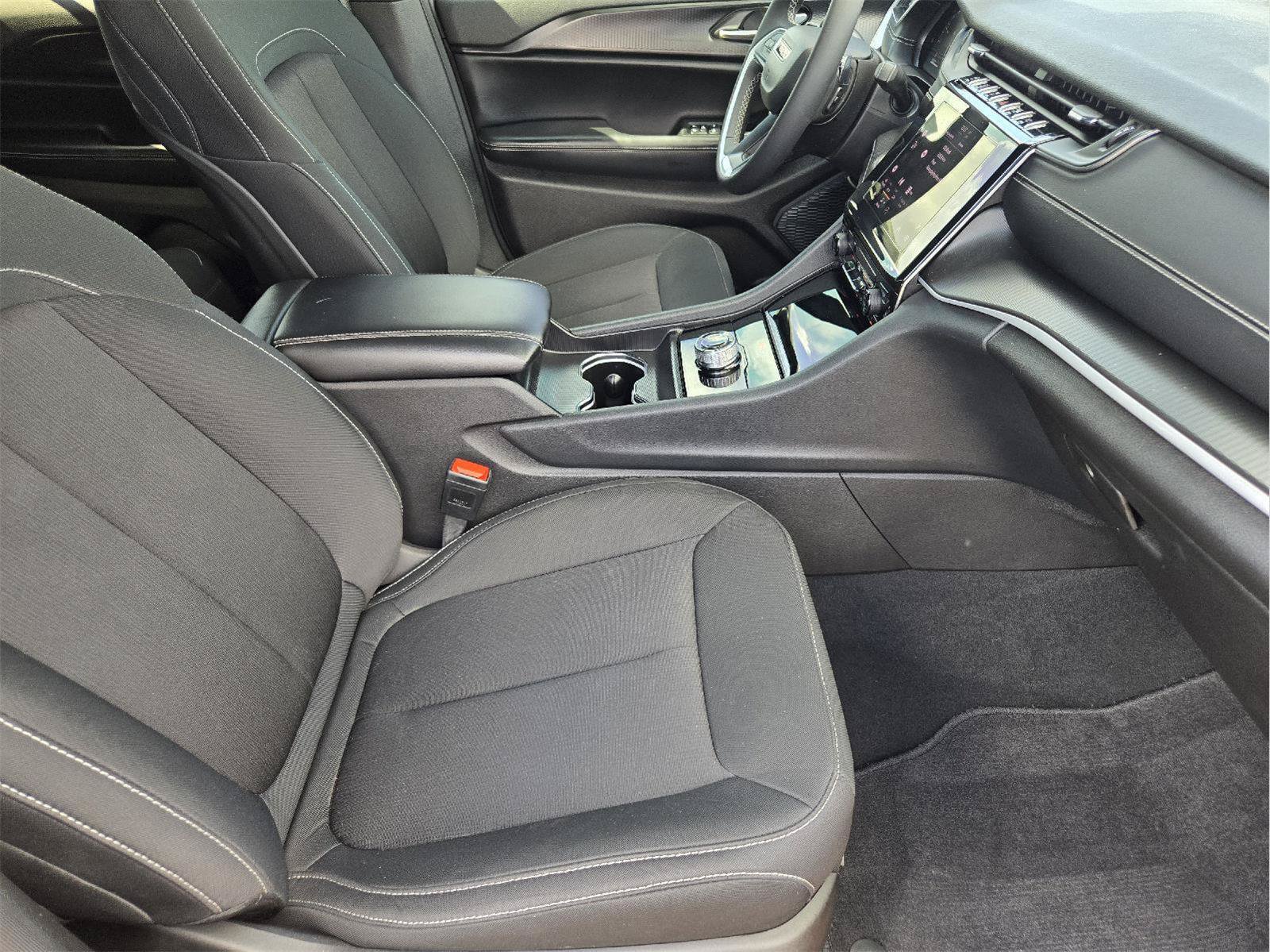 Used 2025 Jeep Grand Cherokee Laredo X RWD image 13