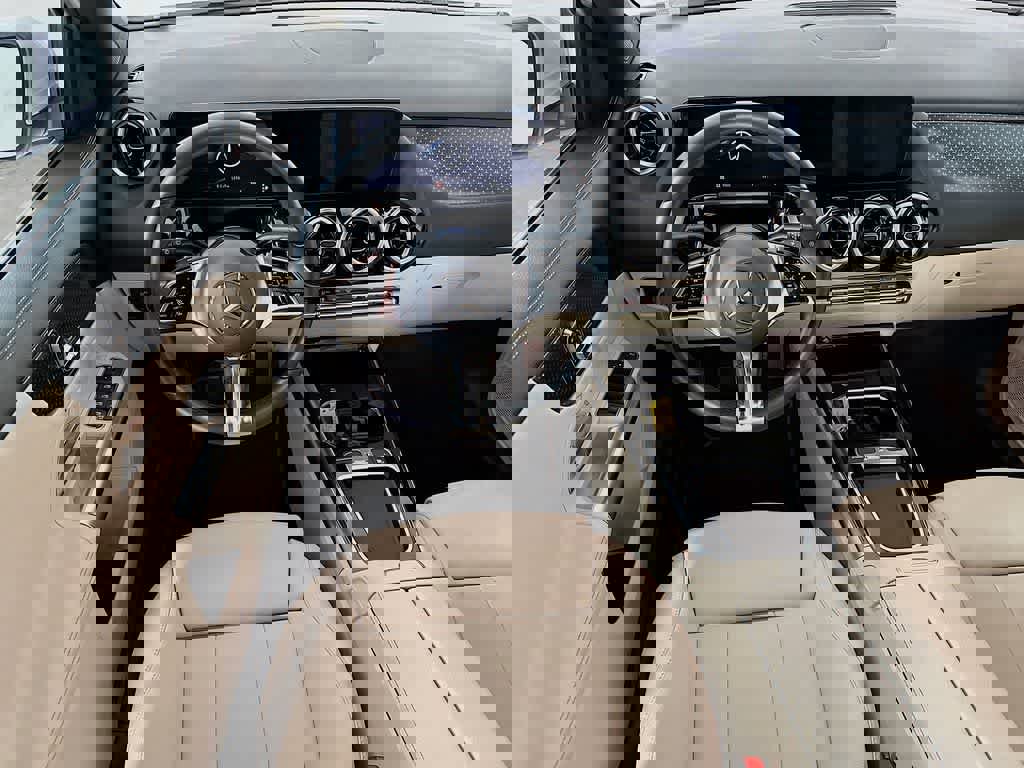 Used 2025 Mercedes-Benz GLA 250 4MATIC image 13