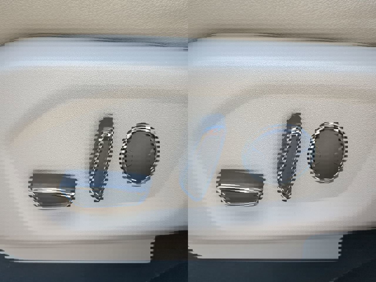 Certified 2018 Ford Explorer XLT w/ Equipment Group 202A image 28