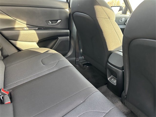 Used 2025 Hyundai Elantra SE image 38