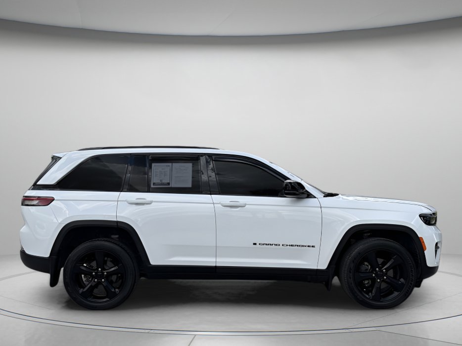 Used 2024 Jeep Grand Cherokee Altitude AWD/4WD image 2