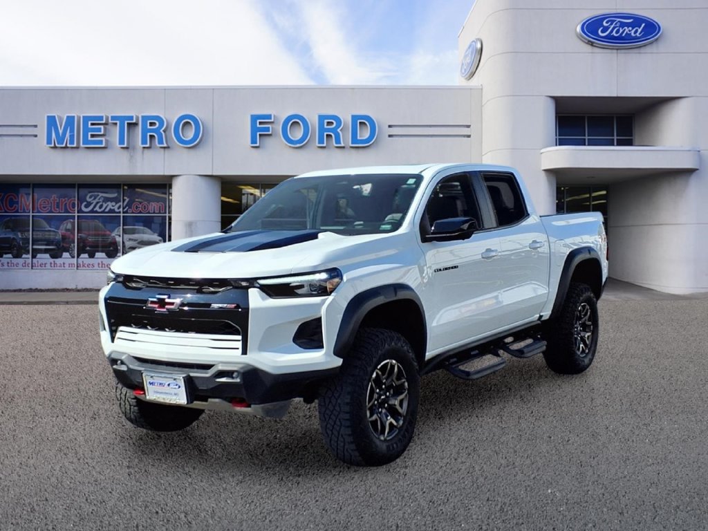 Used 2025 Chevrolet Colorado ZR2 w/ Technology Package AWD/4WD image 7