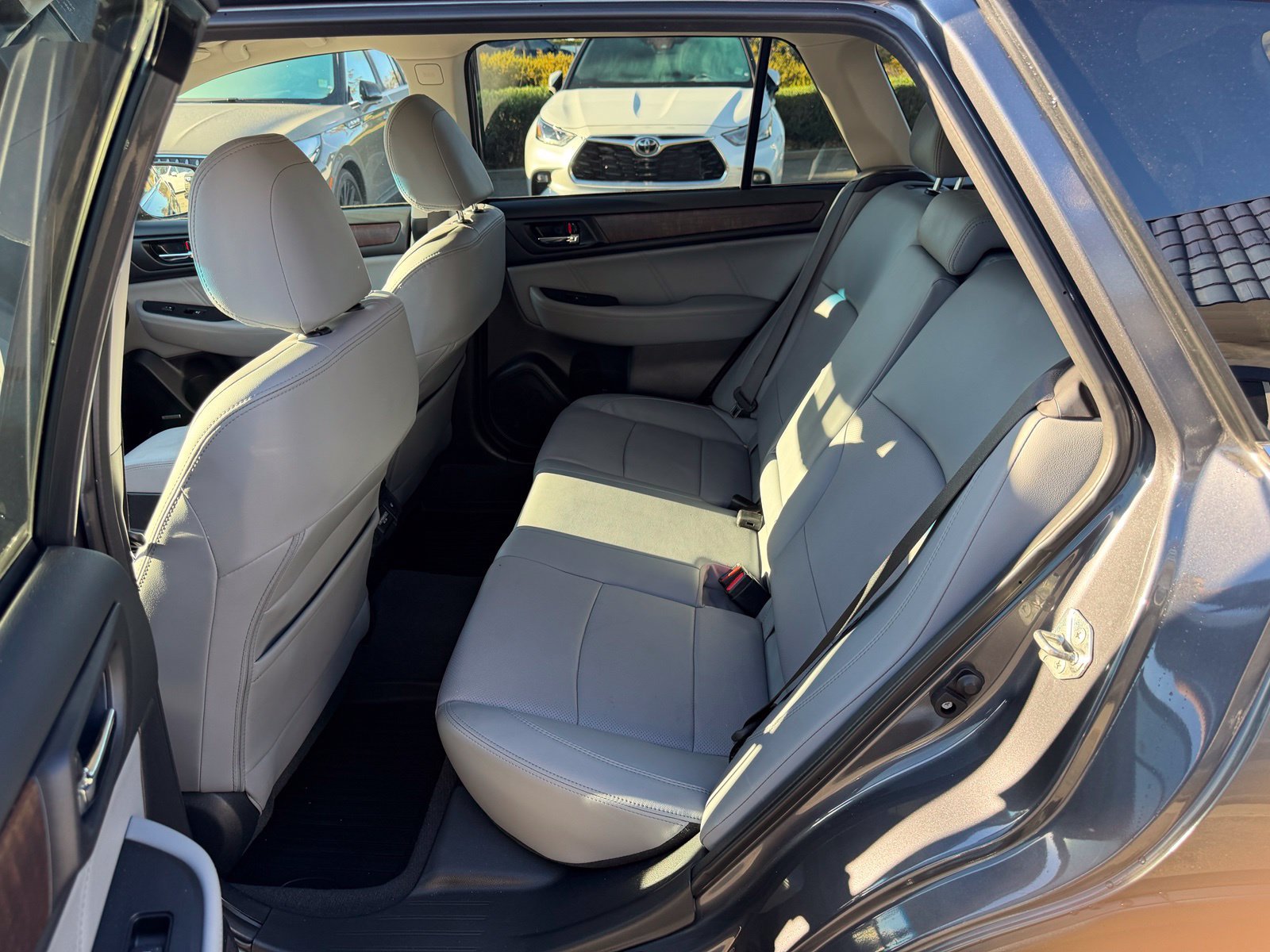 Used 2018 Subaru Outback 3.6R Limited AWD/4WD image 12