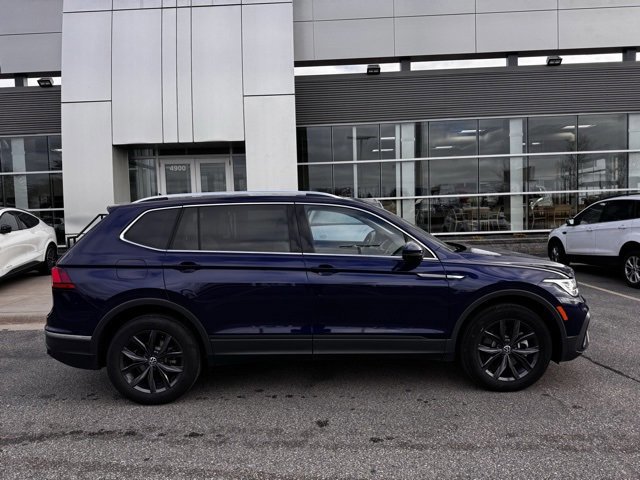 Used 2024 Volkswagen Tiguan SE w/ Panoramic Sunroof Package image 4