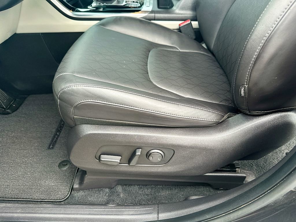 Used 2024 Kia Carnival EX image 10