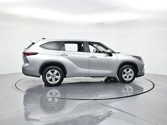 Used 2024 Toyota Highlander LE video 2