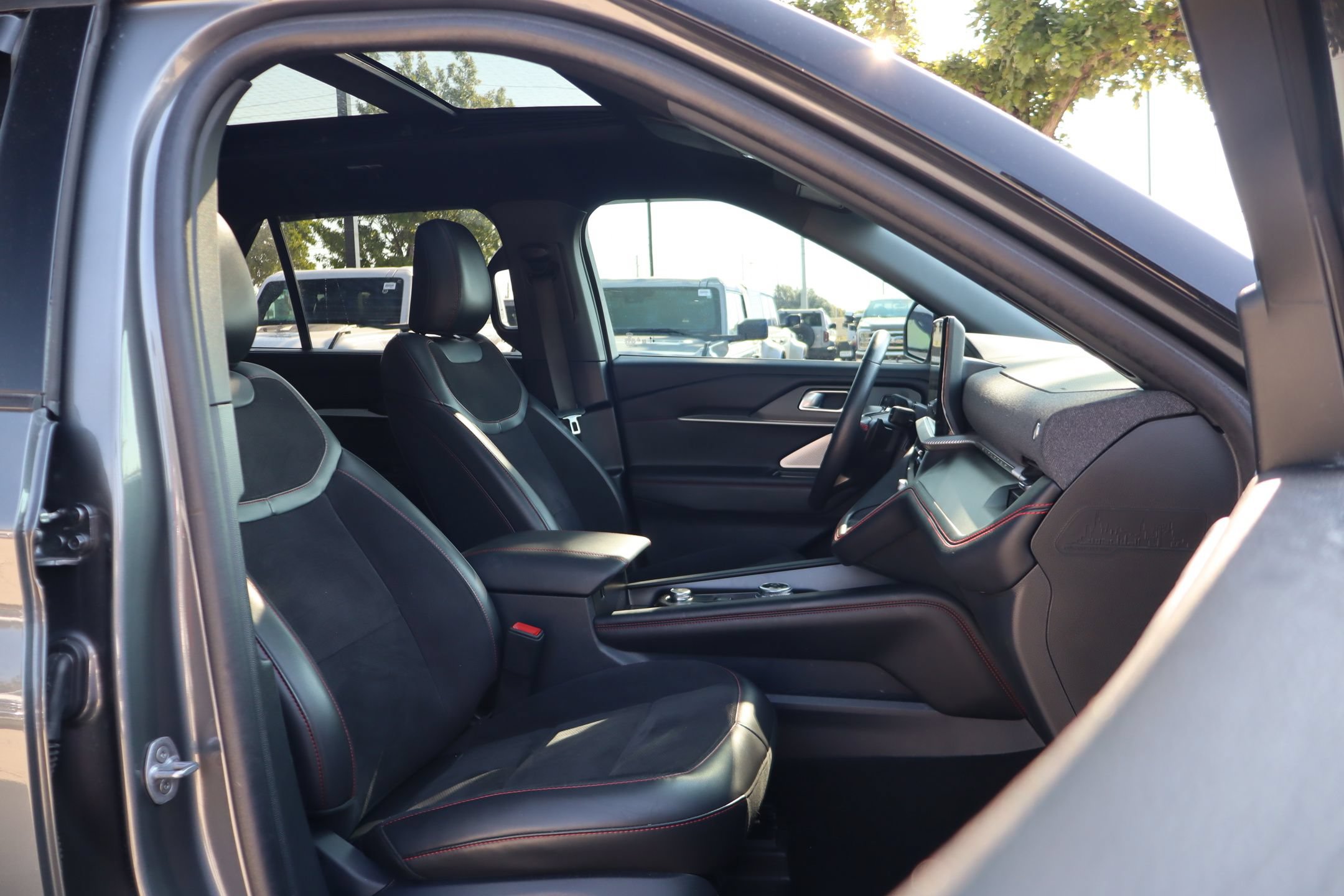 Certified 2025 Ford Explorer ST AWD/4WD image 33