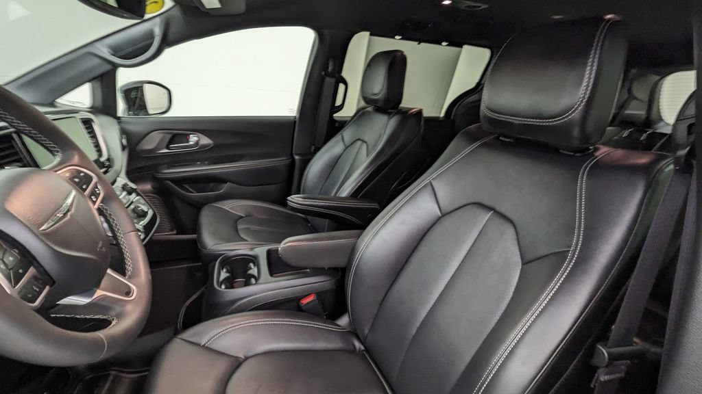Used 2026 Chrysler Pacifica Select FWD image 2