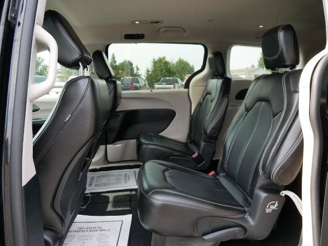 Used 2024 Chrysler Pacifica Touring-L FWD image 11