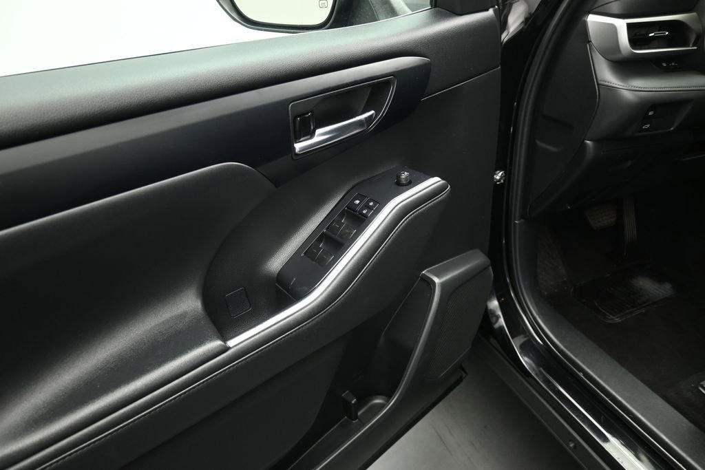 Used 2022 Toyota Highlander XLE FWD image 11