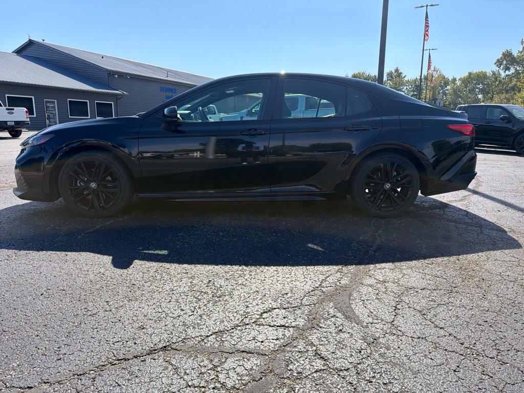 Used 2025 Toyota Camry SE FWD image 3