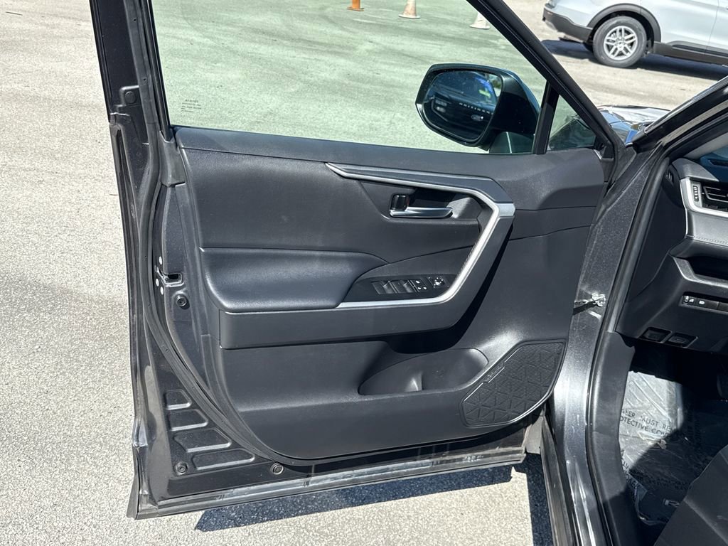 Used 2021 Toyota RAV4 XLE Premium image 13