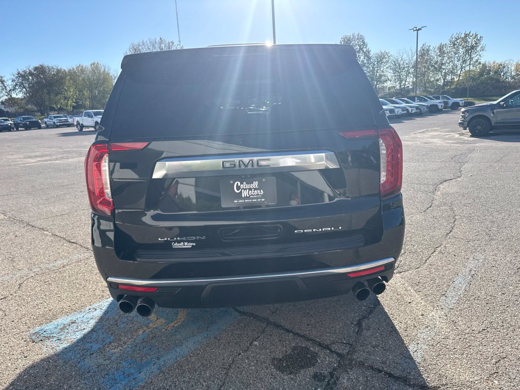 Used 2022 GMC Yukon Denali w/ Advanced Technology Package AWD/4WD image 4