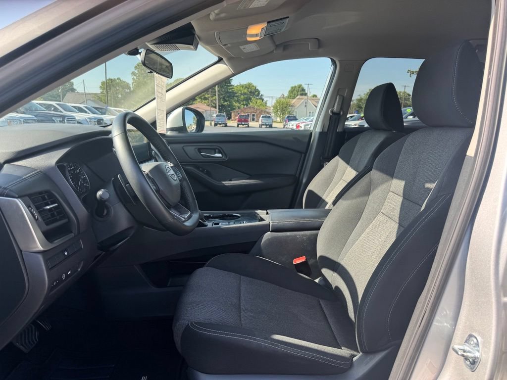 Used 2025 Nissan Rogue SV FWD image 5