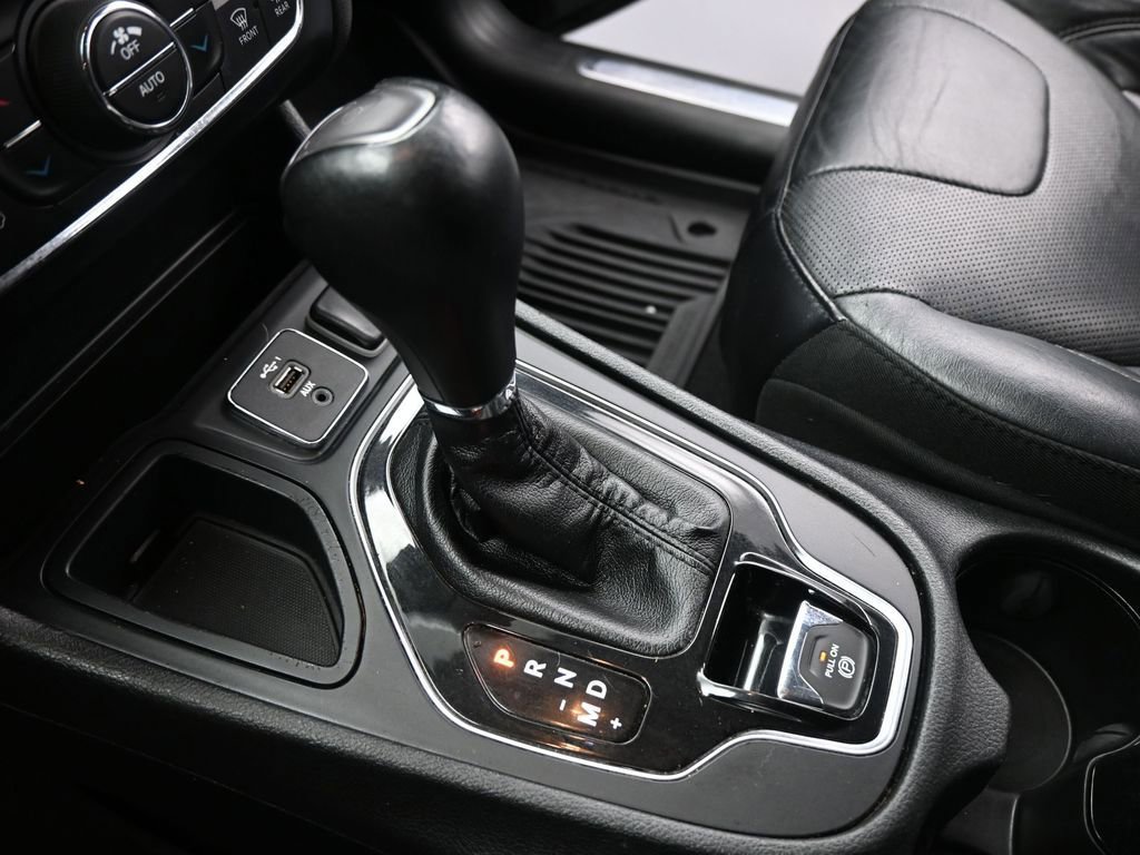 Used 2019 Jeep Cherokee Limited w/ Technology Group image 46