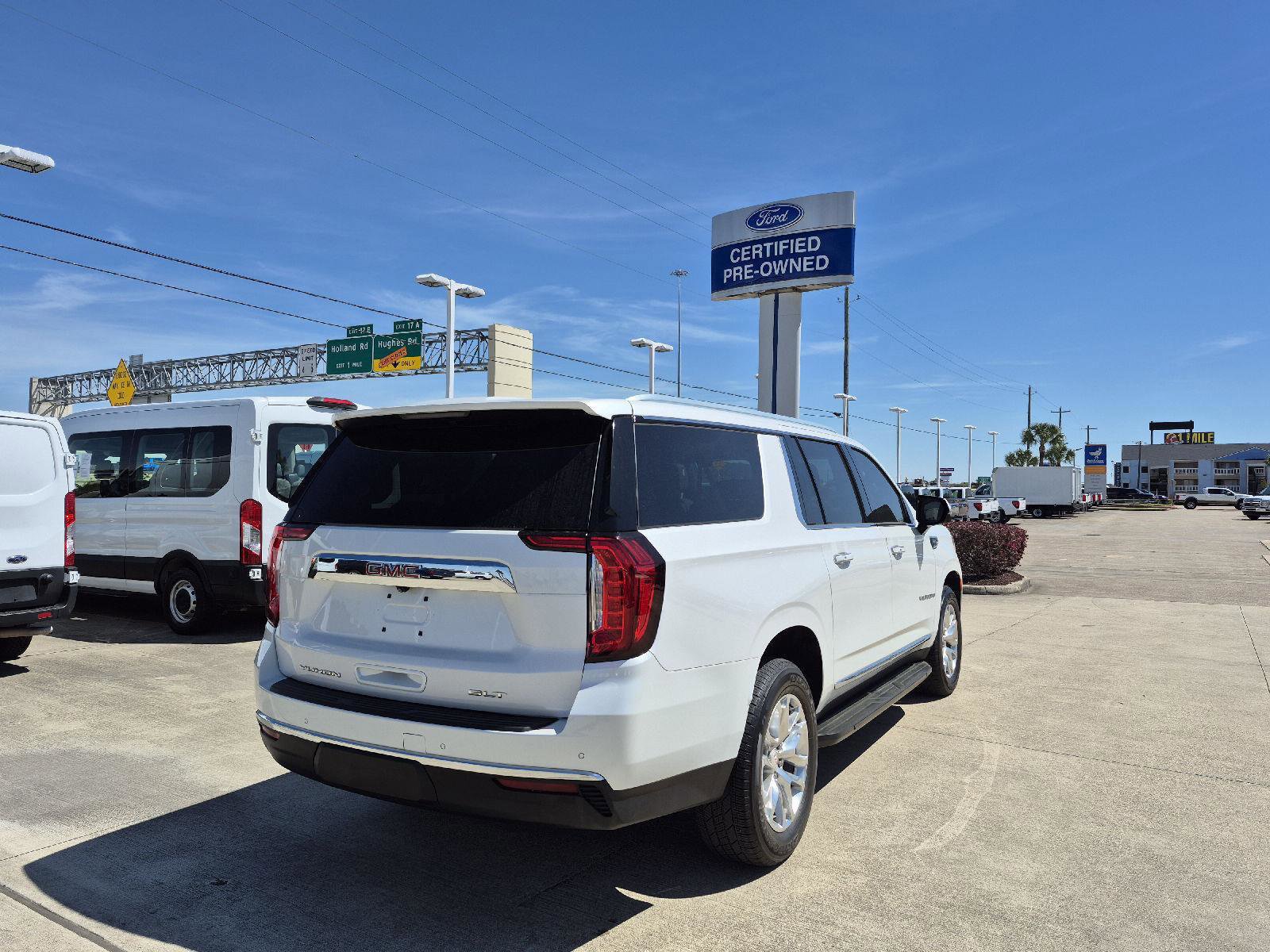 Used 2023 GMC Yukon XL SLT w/ SLT Premium Package image 5