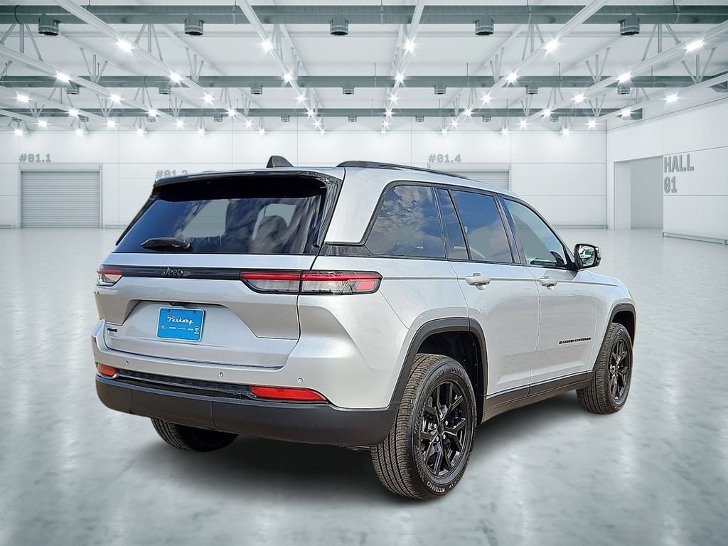 Used 2024 Jeep Grand Cherokee Altitude AWD/4WD image 3