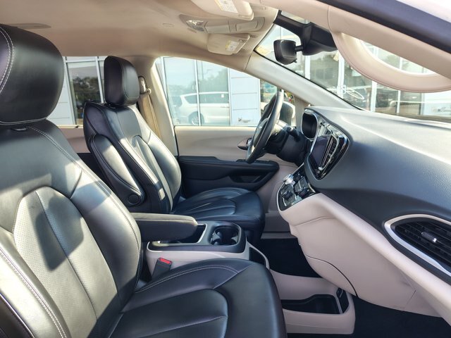 Used 2023 Chrysler Pacifica Touring-L FWD image 14