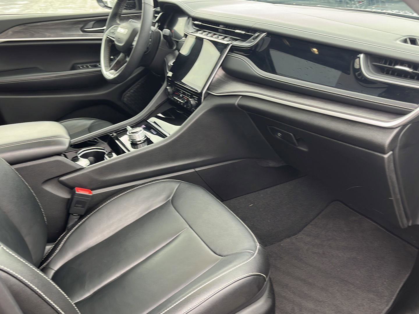 Used 2023 Jeep Grand Cherokee Limited w/ Black Appearance Package image 13