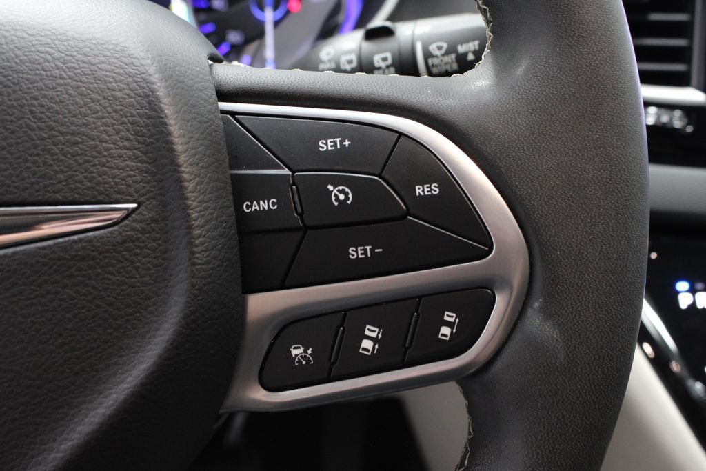 Used 2023 Chrysler Pacifica Touring-L FWD image 30