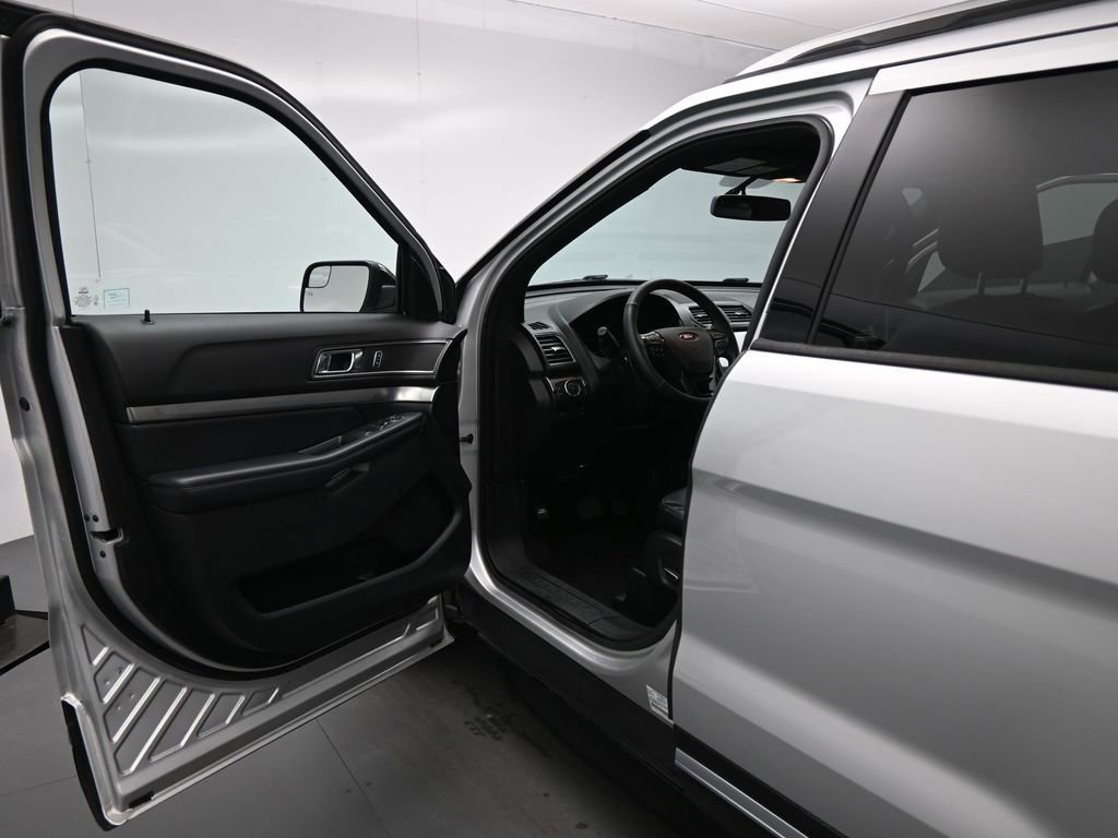 Certified 2018 Ford Explorer XLT w/ Equipment Group 202A image 39