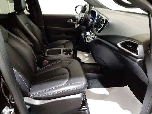 Used 2025 Chrysler Pacifica Select FWD image 29