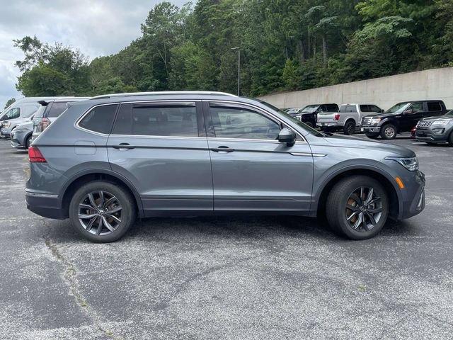 Used 2023 Volkswagen Tiguan SE w/ Panoramic Sunroof Package FWD image 2