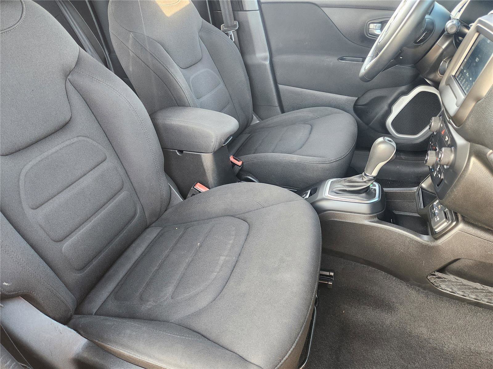 Used 2020 Jeep Renegade Latitude w/ Popular Equipment Group FWD image 11