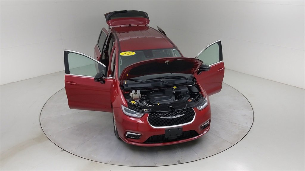Used 2024 Chrysler Pacifica Touring-L image 44