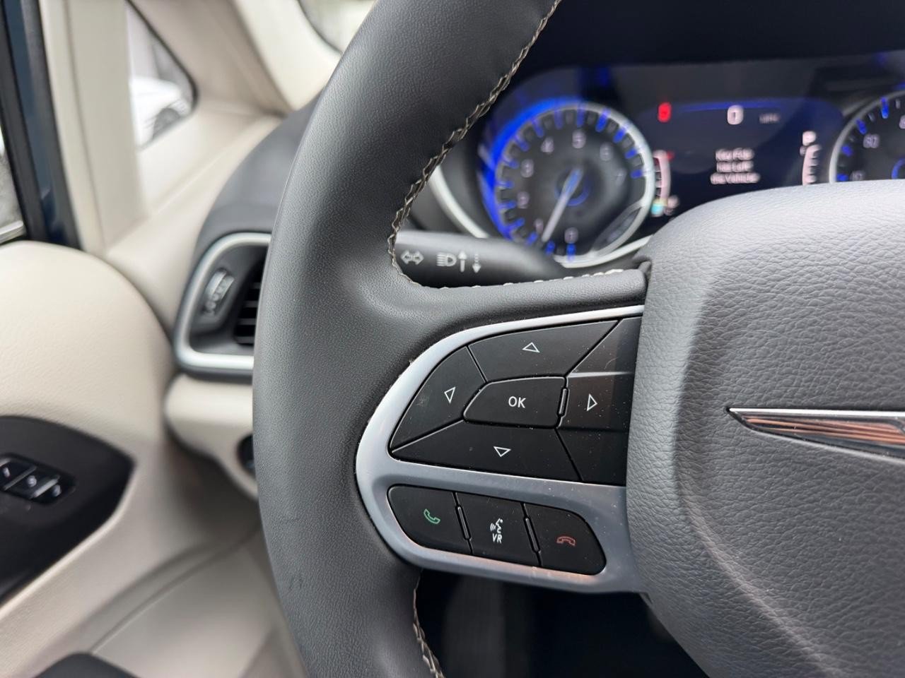 Used 2024 Chrysler Pacifica Touring-L FWD image 15