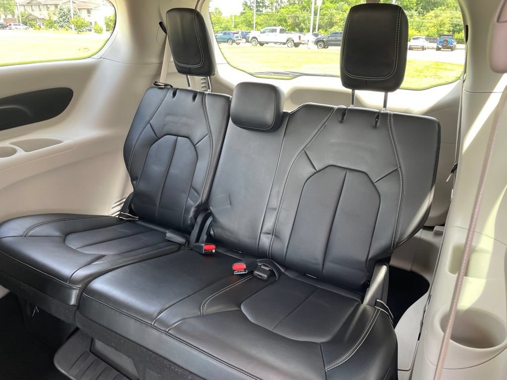 Used 2024 Chrysler Pacifica Touring-L FWD image 15