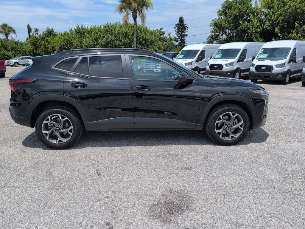 Used 2024 Chevrolet Trax LT w/ Sunroof Package FWD image 2