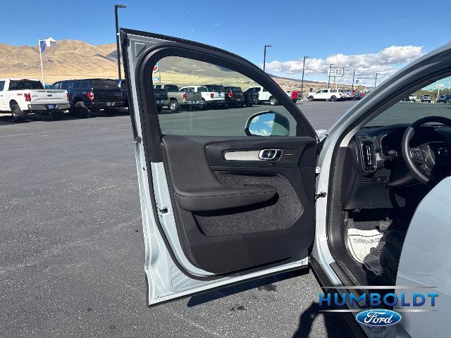 Used 2024 Volvo XC40 B5 Ultimate w/ Protection Package Premier image 10