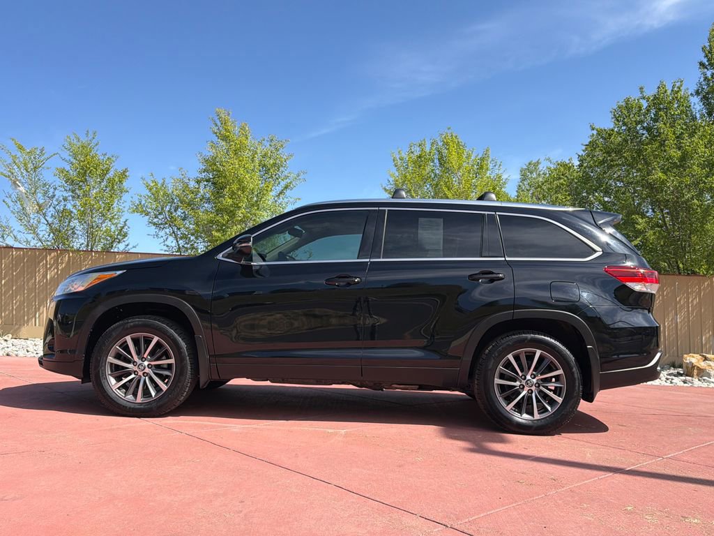 Used 2019 Toyota Highlander XLE AWD/4WD image 2
