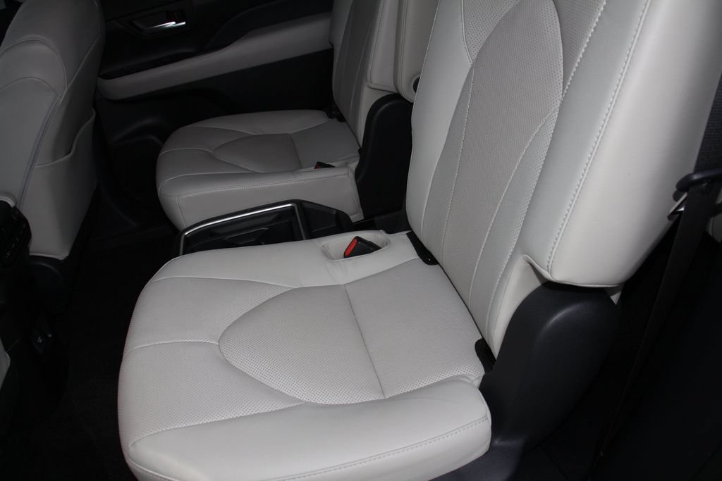 Used 2025 Toyota Grand Highlander AWD image 20
