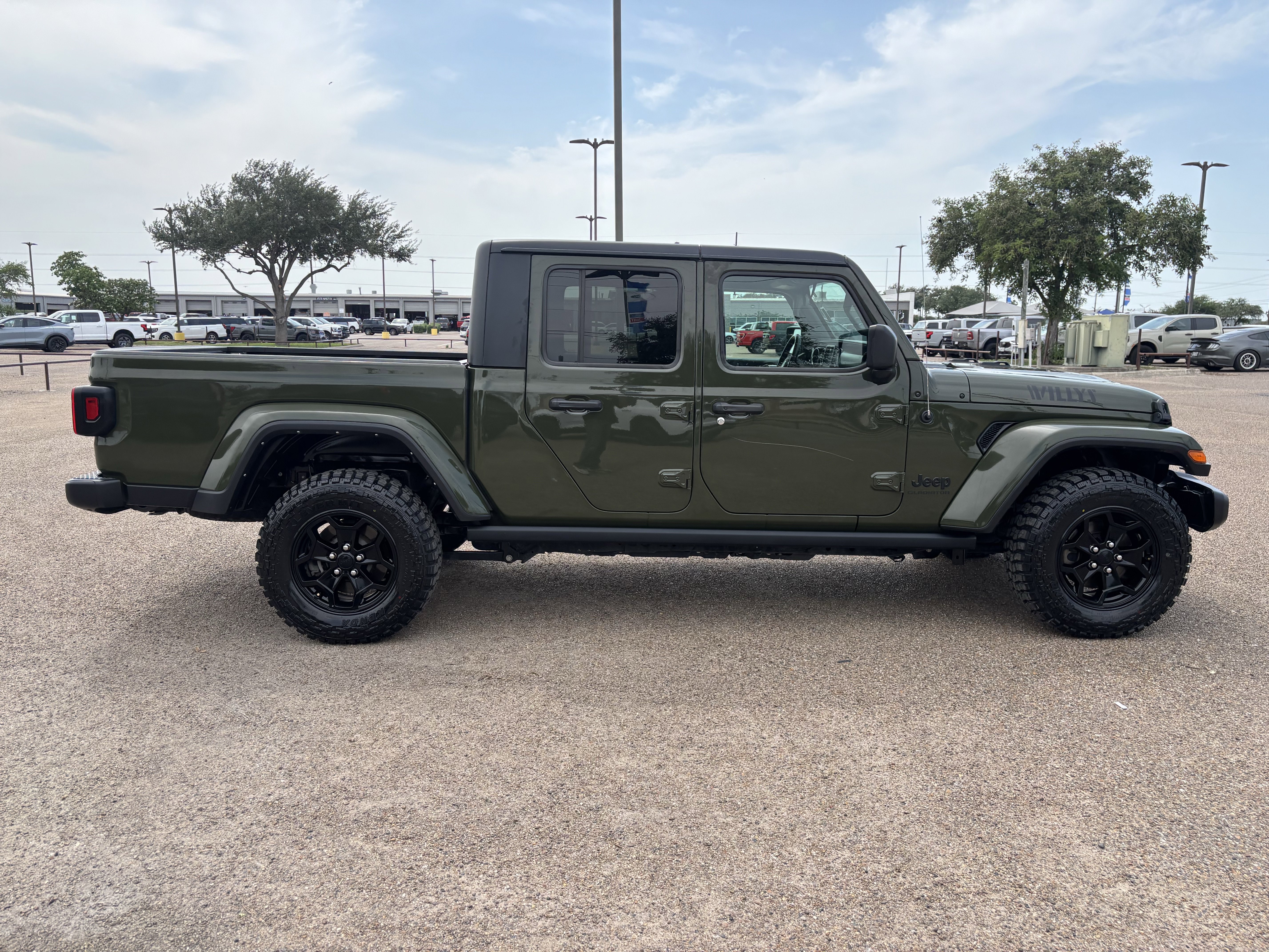 Used 2022 Jeep Gladiator Sport AWD/4WD image 2