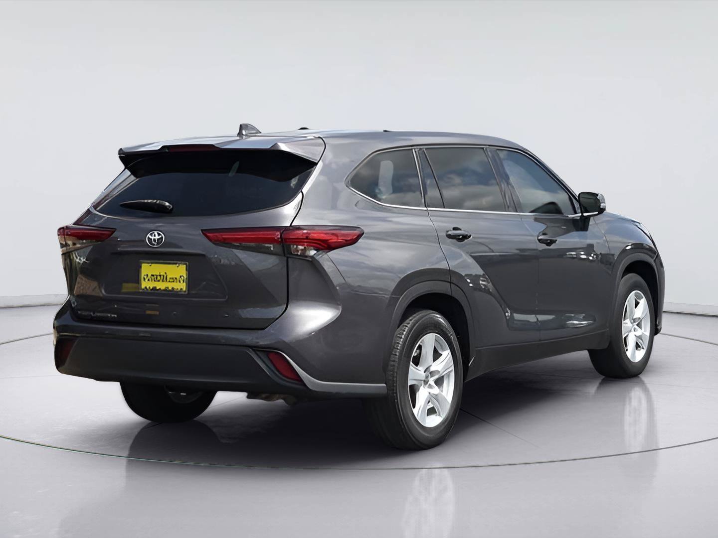 Used 2021 Toyota Highlander L FWD image 6
