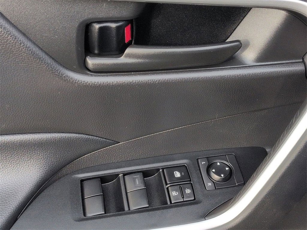 Used 2021 Toyota RAV4 LE image 10