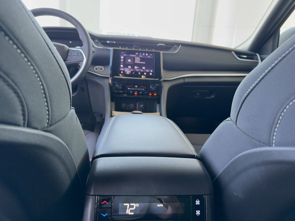 Used 2025 Jeep Grand Cherokee L Laredo image 33