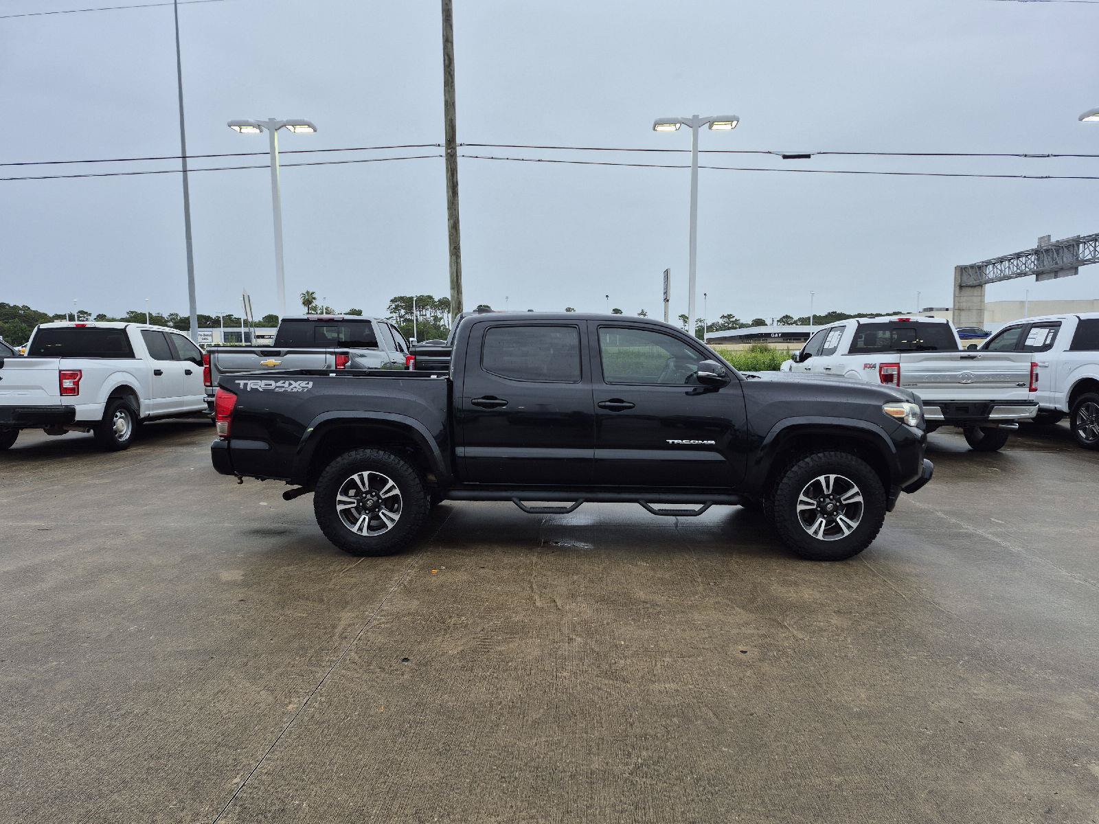 Used 2017 Toyota Tacoma TRD Sport w/ Tow Package (A/T) AWD/4WD image 12