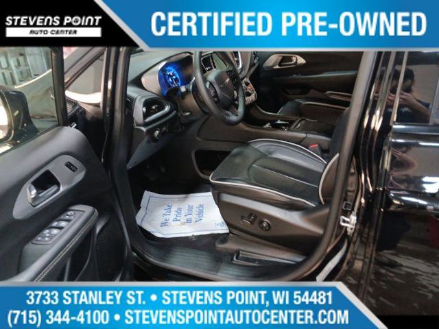 Used 2025 Chrysler Pacifica Limited image 12