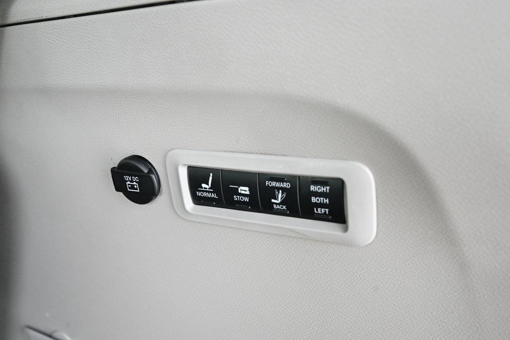 Used 2021 Chrysler Pacifica Limited w/ Uconnect Theater Family Group image 18