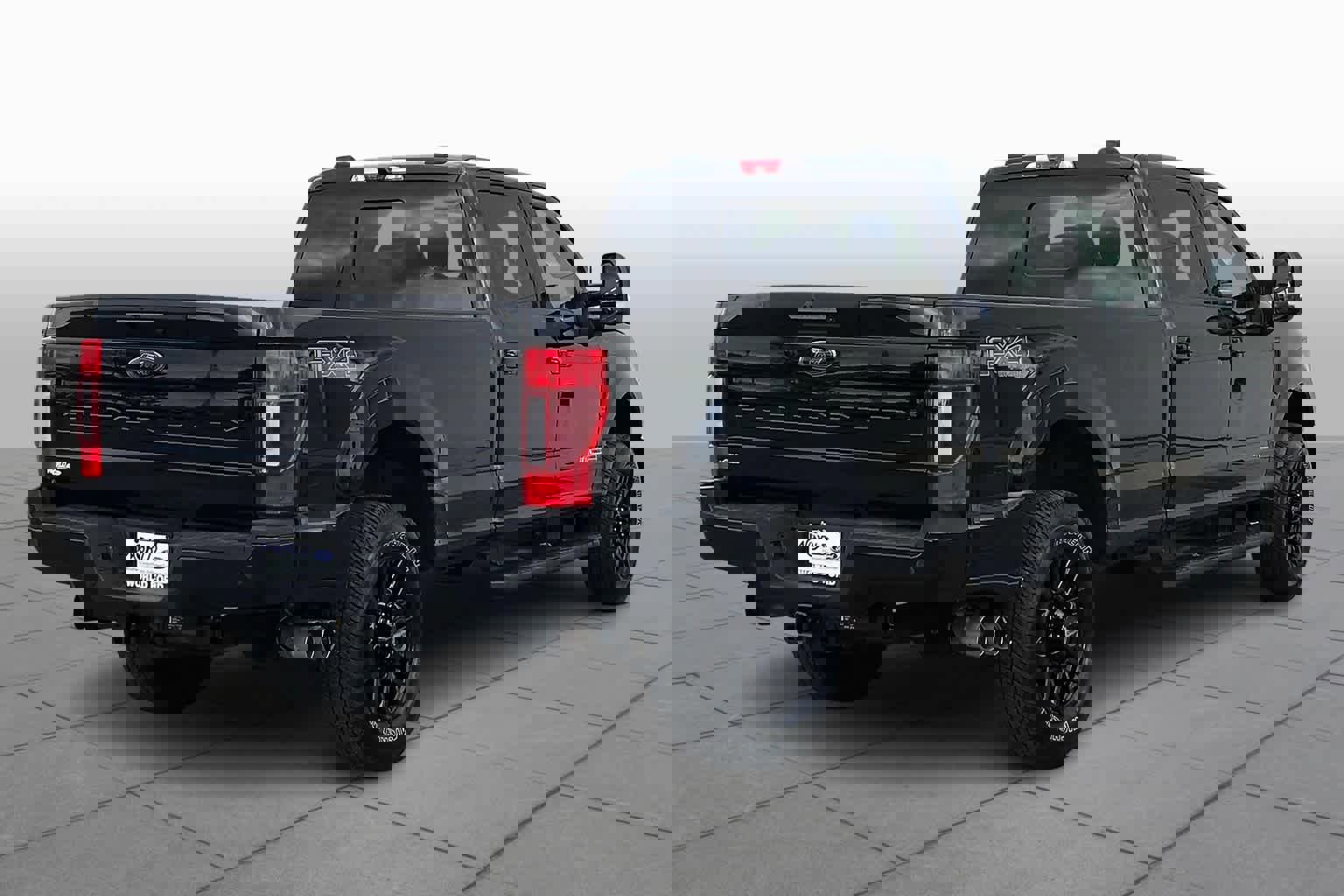 Certified 2022 Ford F350 Lariat w/ Black Appearance Package image 3