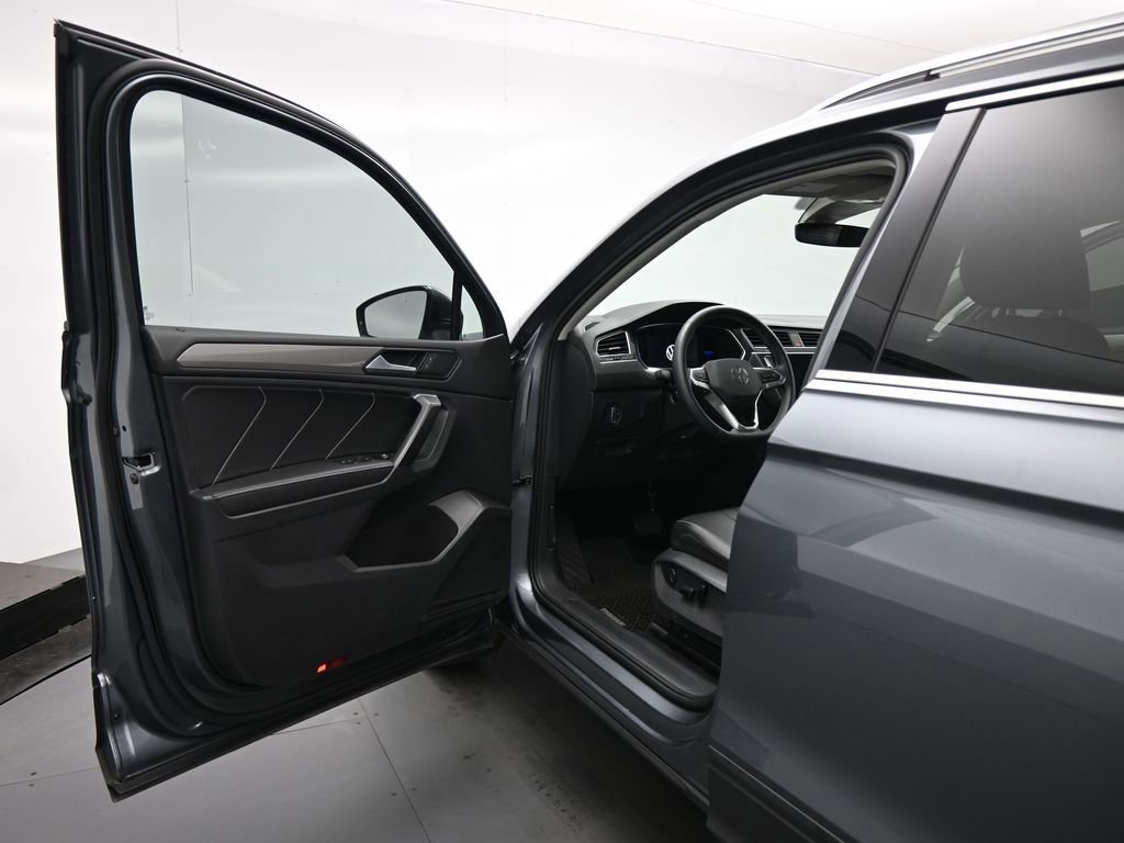 Used 2023 Volkswagen Tiguan SE w/ Panoramic Sunroof Package image 36