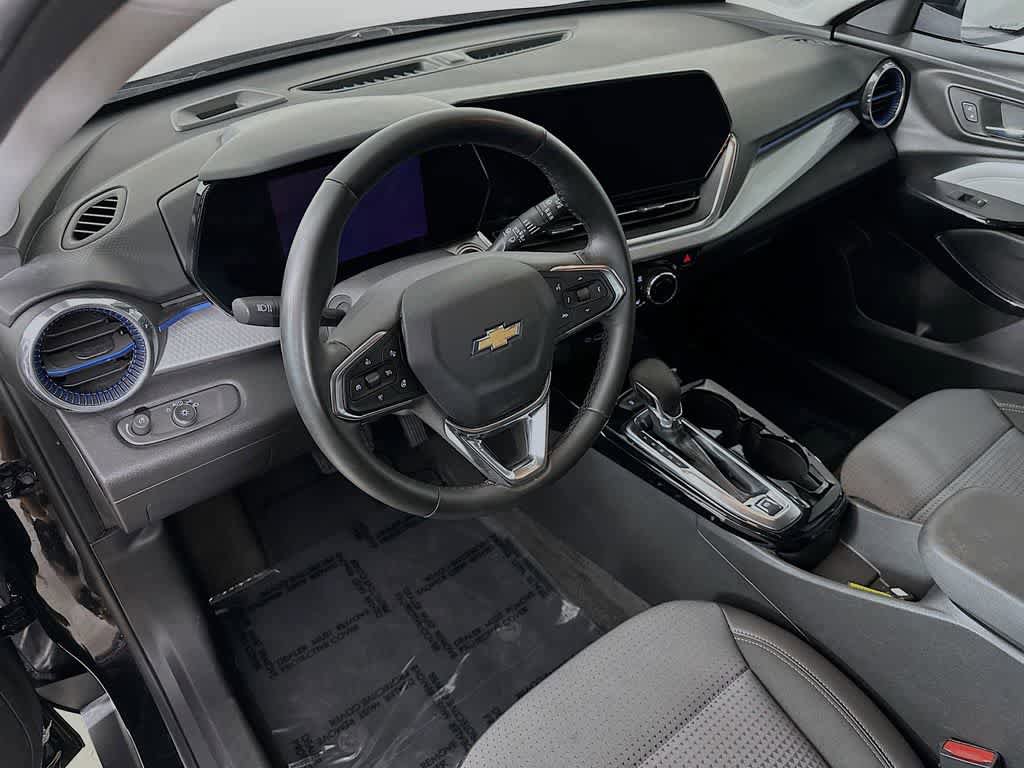 Used 2025 Chevrolet Trax LT w/ LT Convenience Package FWD image 2
