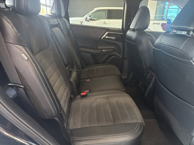 Used 2024 Mitsubishi Outlander FWD image 16